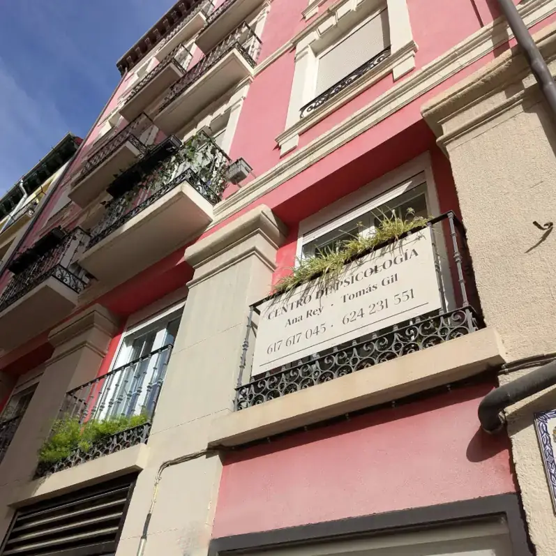 Acceso a la consulta de psicología de Tomás Gil en la Avenida de César Augusto, en el centro de Zaragoza.